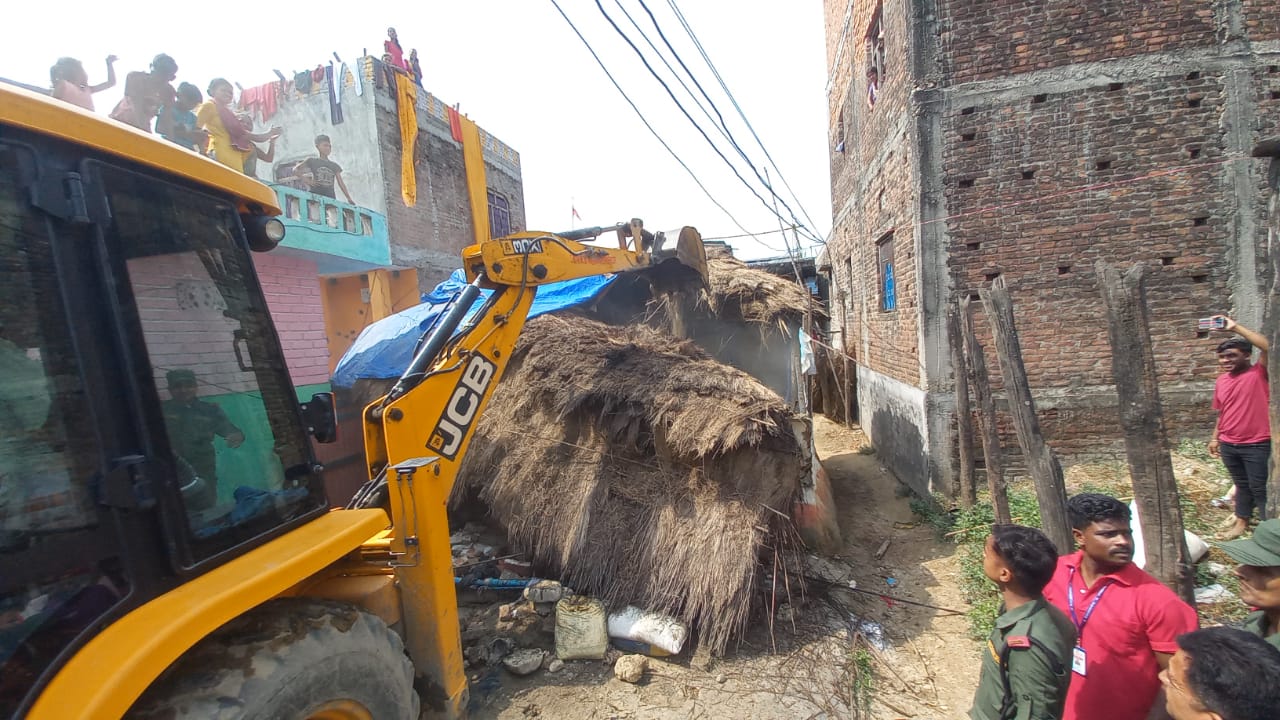 सार्बजनिक जग्गा अतिक्रमण गर्दा फेरी अलौंमा चल्यो डोजर, हटाइयो अतिक्रमित संरचना 